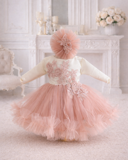rochie botez fetiță roz pudră cu aplicații florale și perle