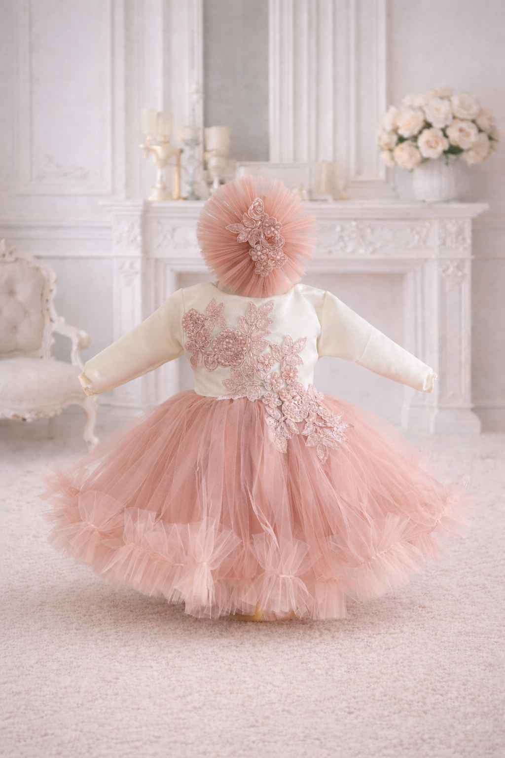 rochie botez fetiță roz pudră cu aplicații florale și perle