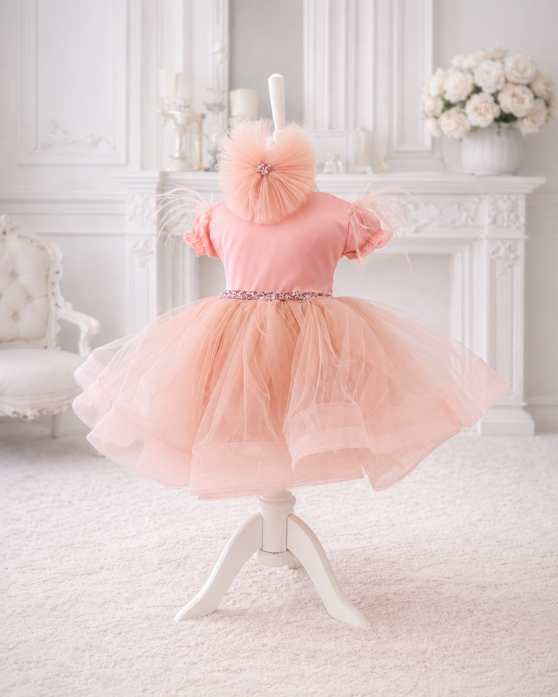Set 2 piese botez fetita piersica rochie tulle si pompom cu cristal si pene