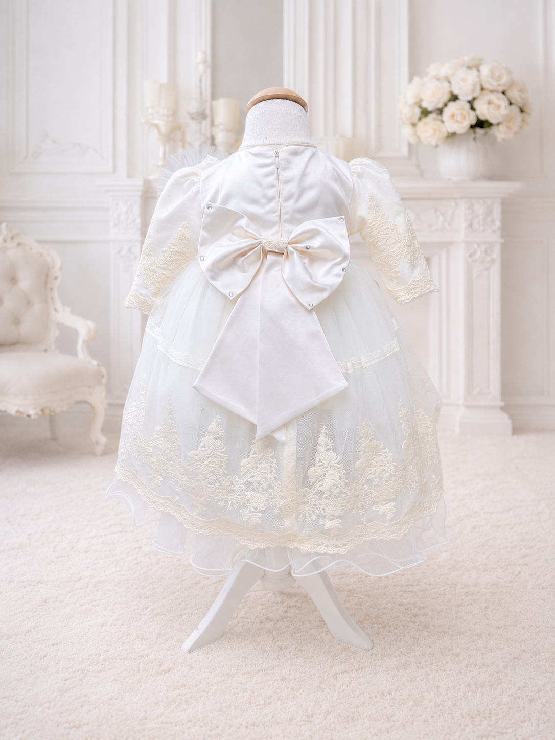 Rochie albă de botez cu fustă din tulle și fundă mare