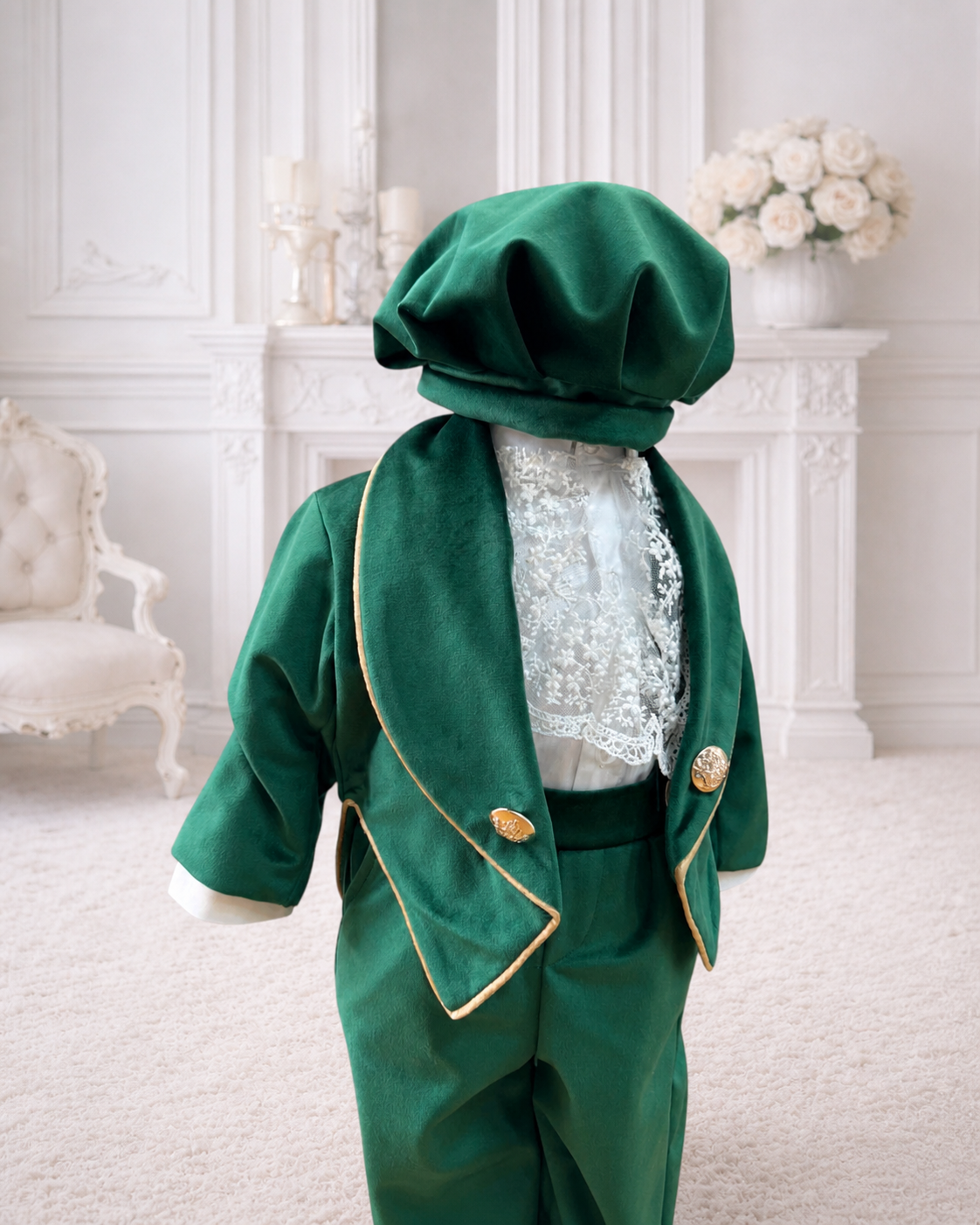 Costum elegant băiețel verde cu nasturi aurii pentru botez