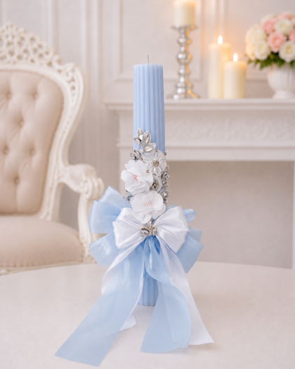 Lumânare botez băiat bleu cu fundă albă și flori delicate
