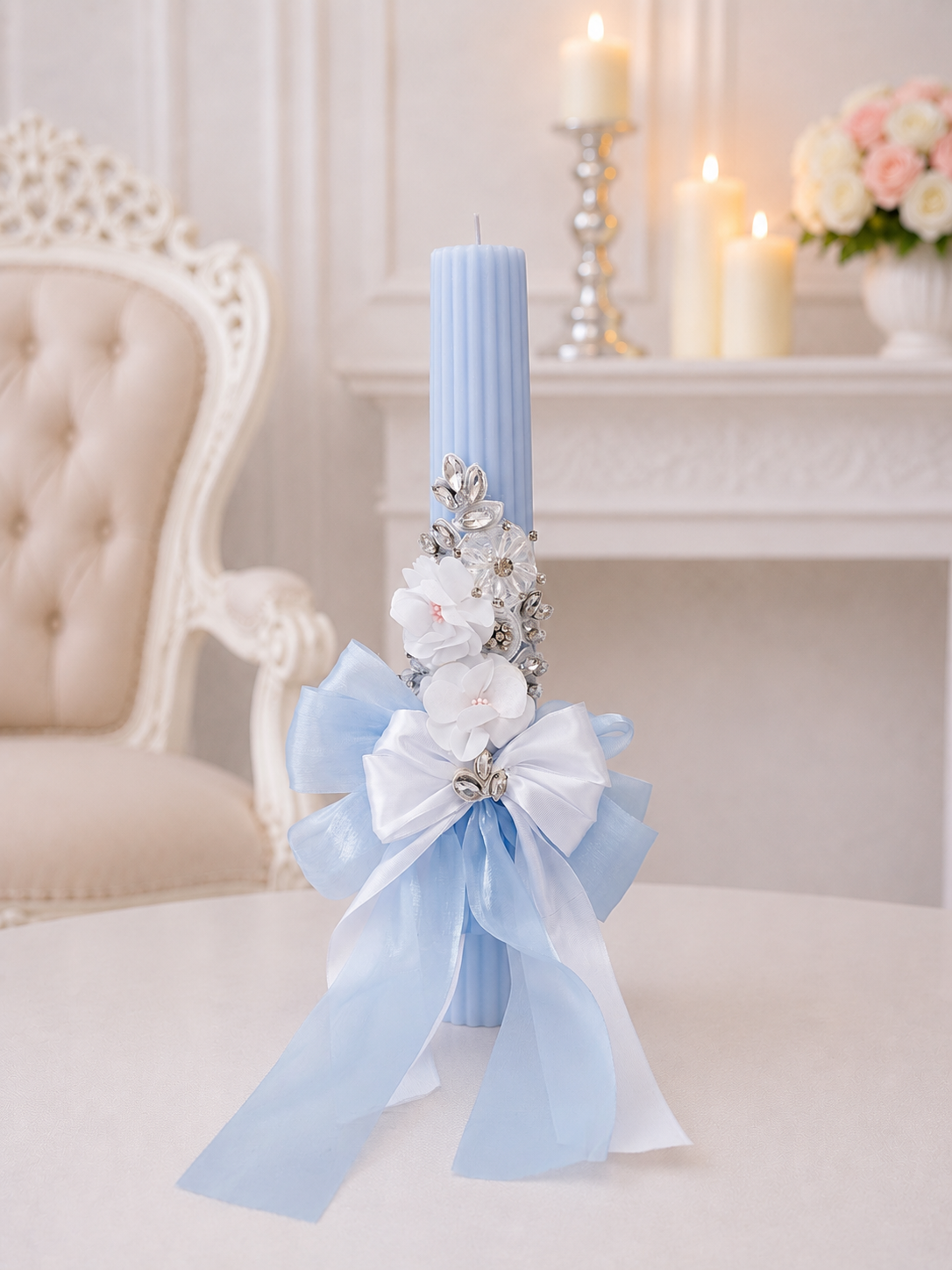 Lumânare botez băiat bleu cu fundă albă și flori delicate