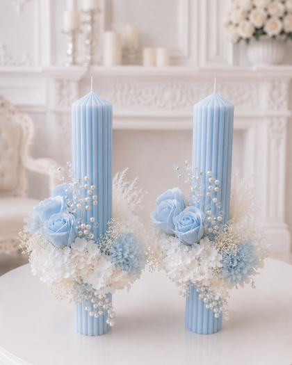 Set de lumânări de cununie bleu pastel cu flori albe și perle
