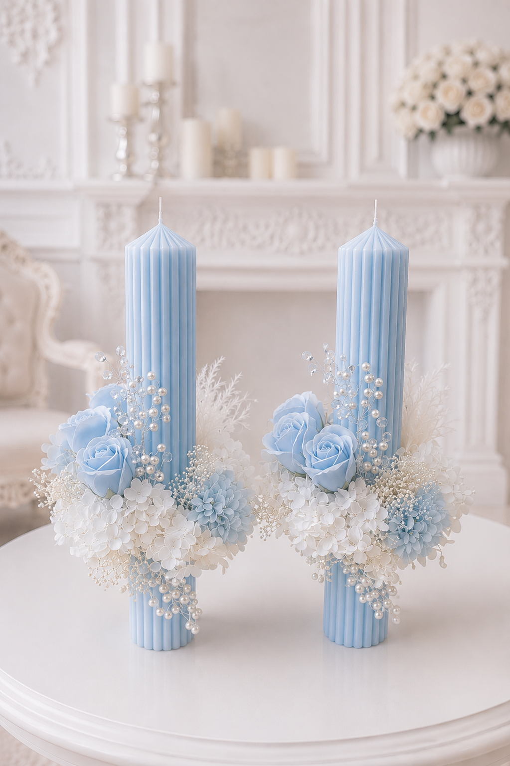 Set de lumânări de cununie bleu pastel cu flori albe și perle