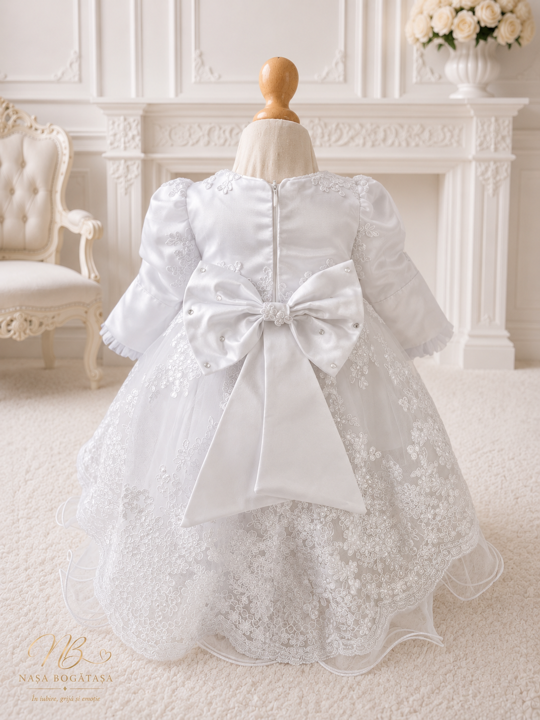 Rochie albă de botez Aveline cu dantelă și perle, vedere frontală