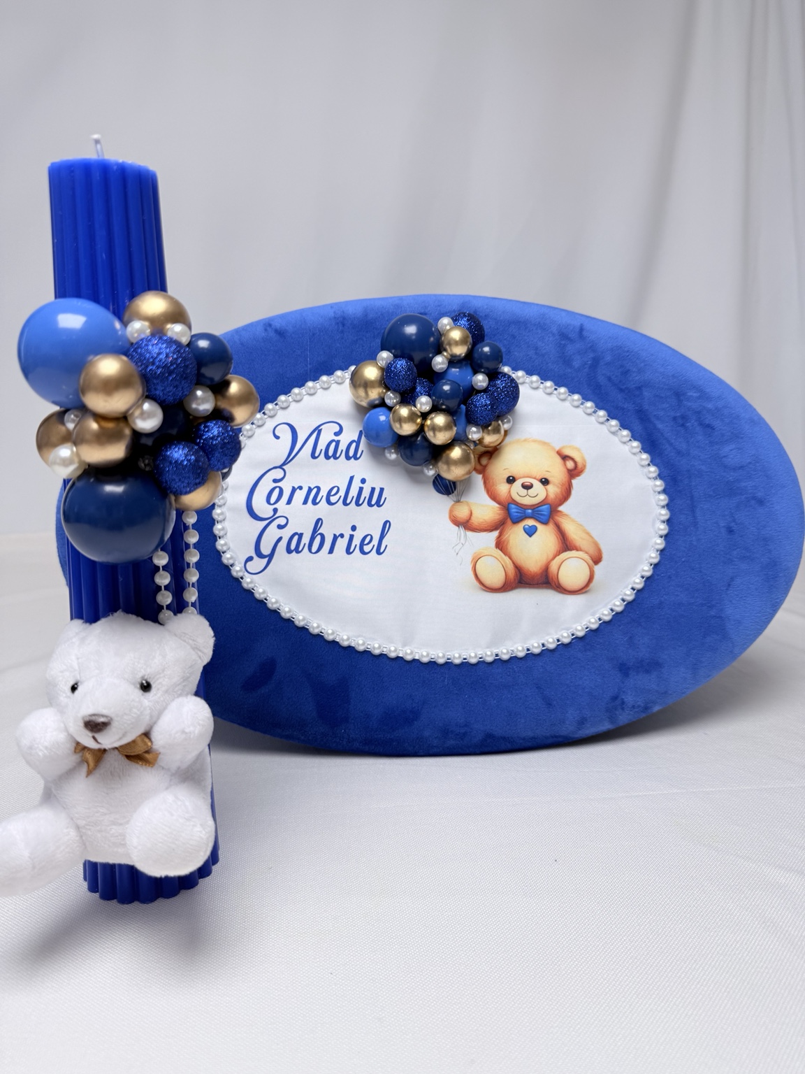 Pachet complet de botez LUX pentru băiețel, cu cufăr albastru regal și lumânare coordonată. Descoperă modelul Ourson Bleu d’Or de la Nașa Bogătașa.