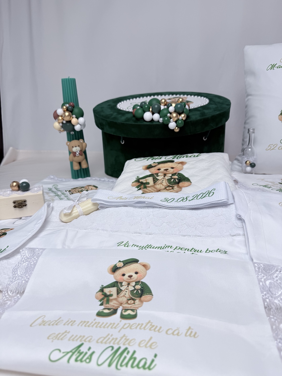 Trusou de botez personalizat de lux pentru băiețel verde smarald Ourson d’Émeraude – ursuleț elegant și balonașe aurii - imagine 6