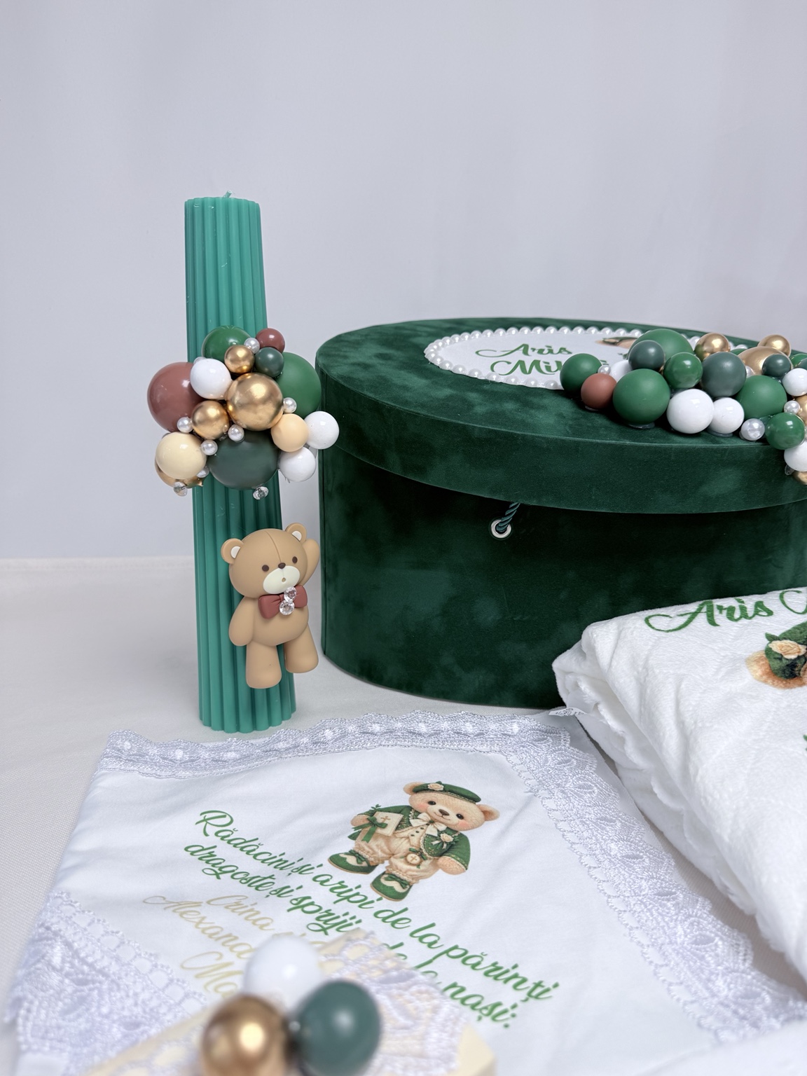Trusou de botez personalizat de lux pentru băiețel verde smarald Ourson d’Émeraude – ursuleț elegant și balonașe aurii - imagine 4