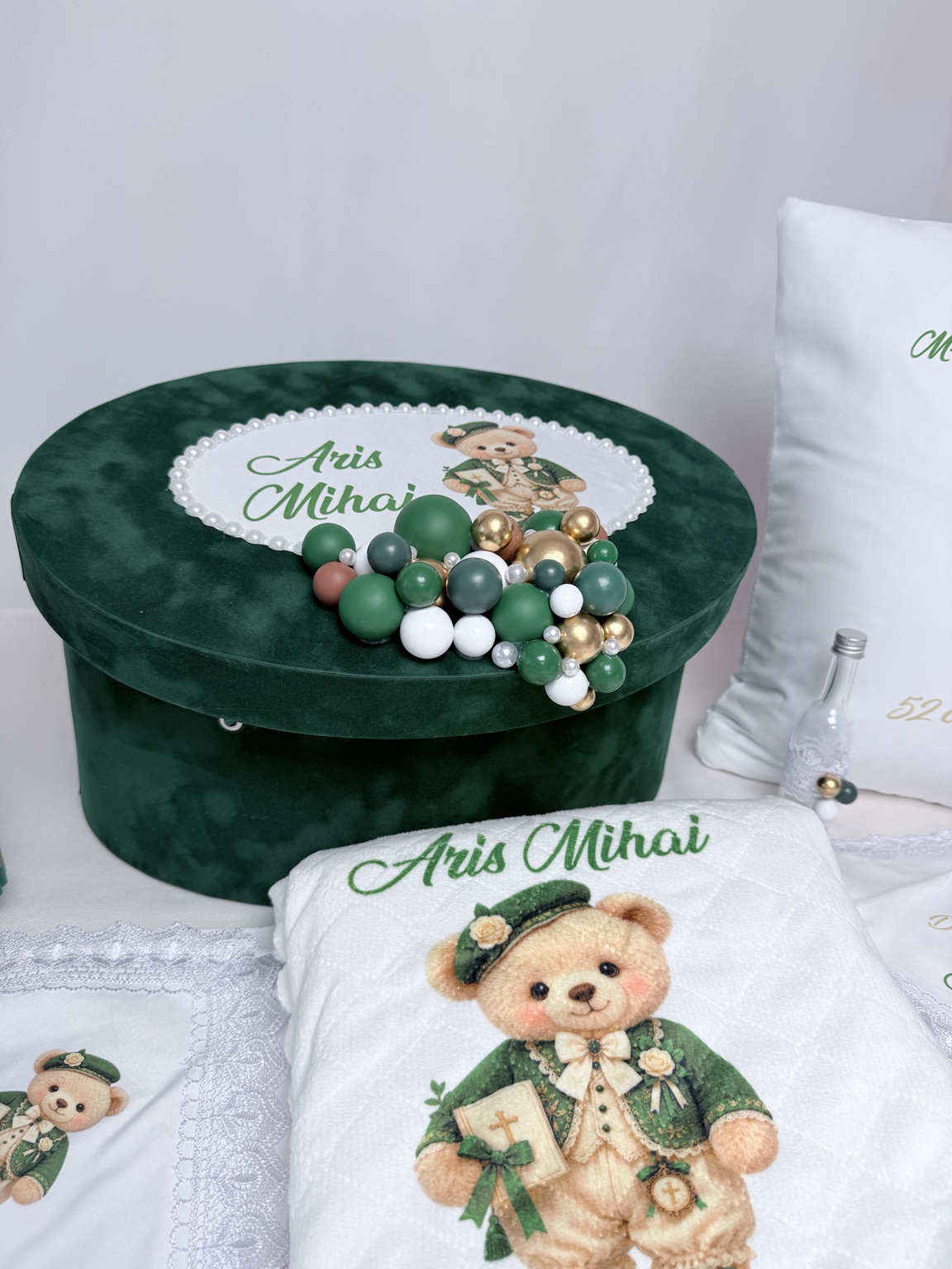 Trusou de botez personalizat de lux pentru băiețel verde smarald Ourson d’Émeraude – ursuleț elegant și balonașe aurii - imagine 5