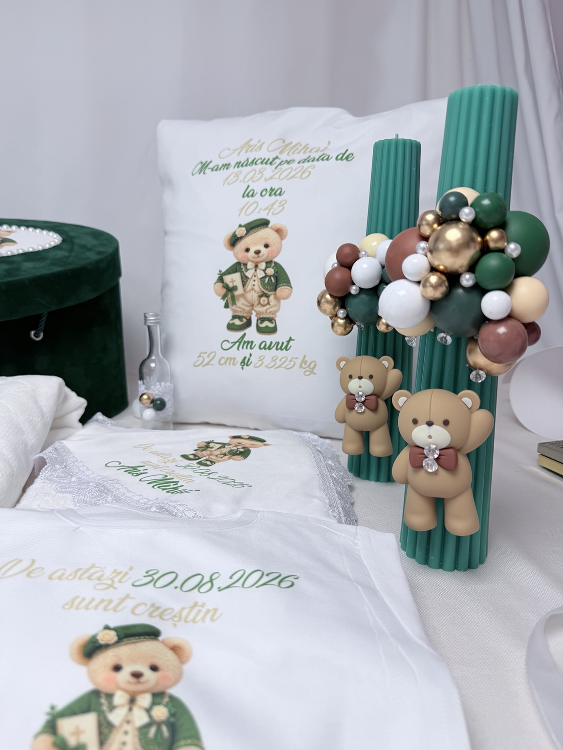 Pachet complet de botez pentru băiețel Grace, cu cufăr verde, lumânare cu ursuleț, pătură și textile personalizate în verde și crem