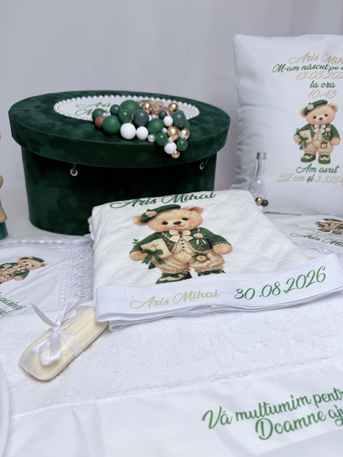 Trusou de botez personalizat de lux pentru băiețel verde smarald Ourson d’Émeraude – ursuleț elegant și balonașe aurii - imagine 3