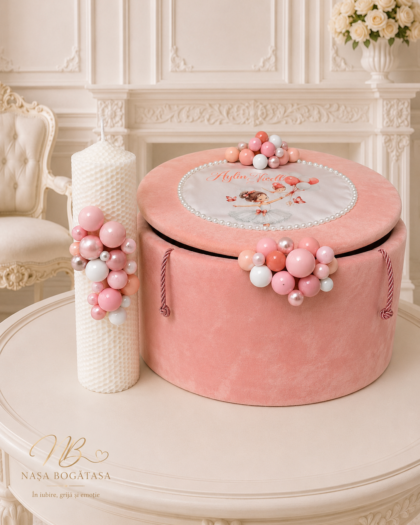 Cufăr LUX roz și lumânare coral cu balonașe, alături de bavețică, textile cu dantelă și articole personalizate Grace.