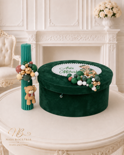 Trusou de botez personalizat pentru băiețel cu ursuleț, cufăr verde smarald, lumânare LUX și piese textile albe din modelul Ourson d’Émeraude