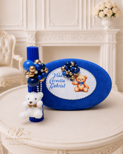 Pachet complet de botez LUX pentru băiețel, cu cufăr albastru regal și lumânare coordonată. Descoperă modelul Ourson Bleu d’Or de la Nașa Bogătașa.