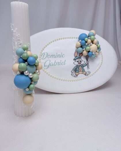 Trusou de botez personalizat de lux pentru băiețel alb și bleu Petit Lapin Céladon – iepuraș cu balonașe și detalii perlate