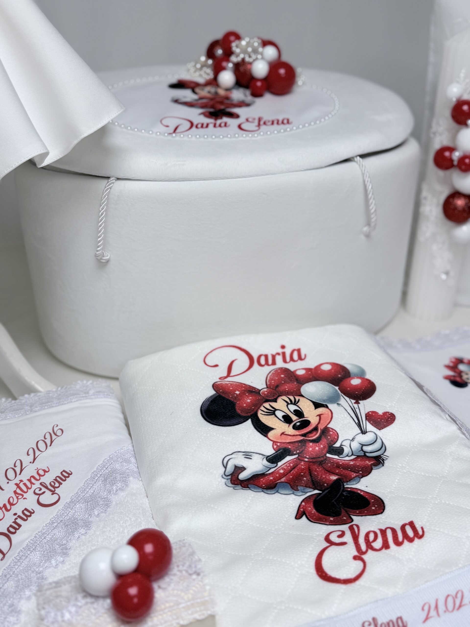 Cufăr LUX alb rotund, personalizat cu Minnie, nume și balonașe decorative cu aspect perlat, model Féerie Rouge.