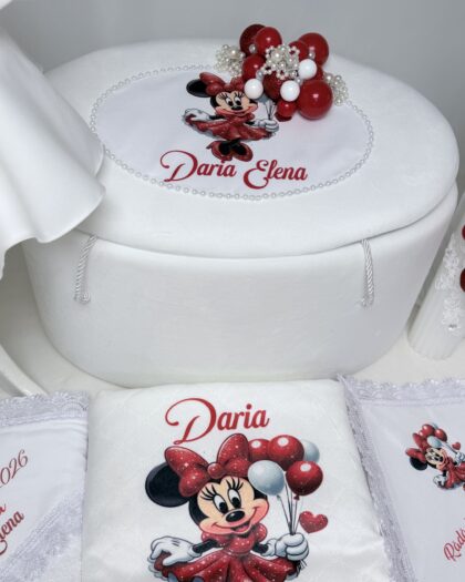 Trusou de botez personalizat pentru fetiță, cu cufăr alb, textile cu Minnie și decorațiuni cu balonașe roșii și albe.
