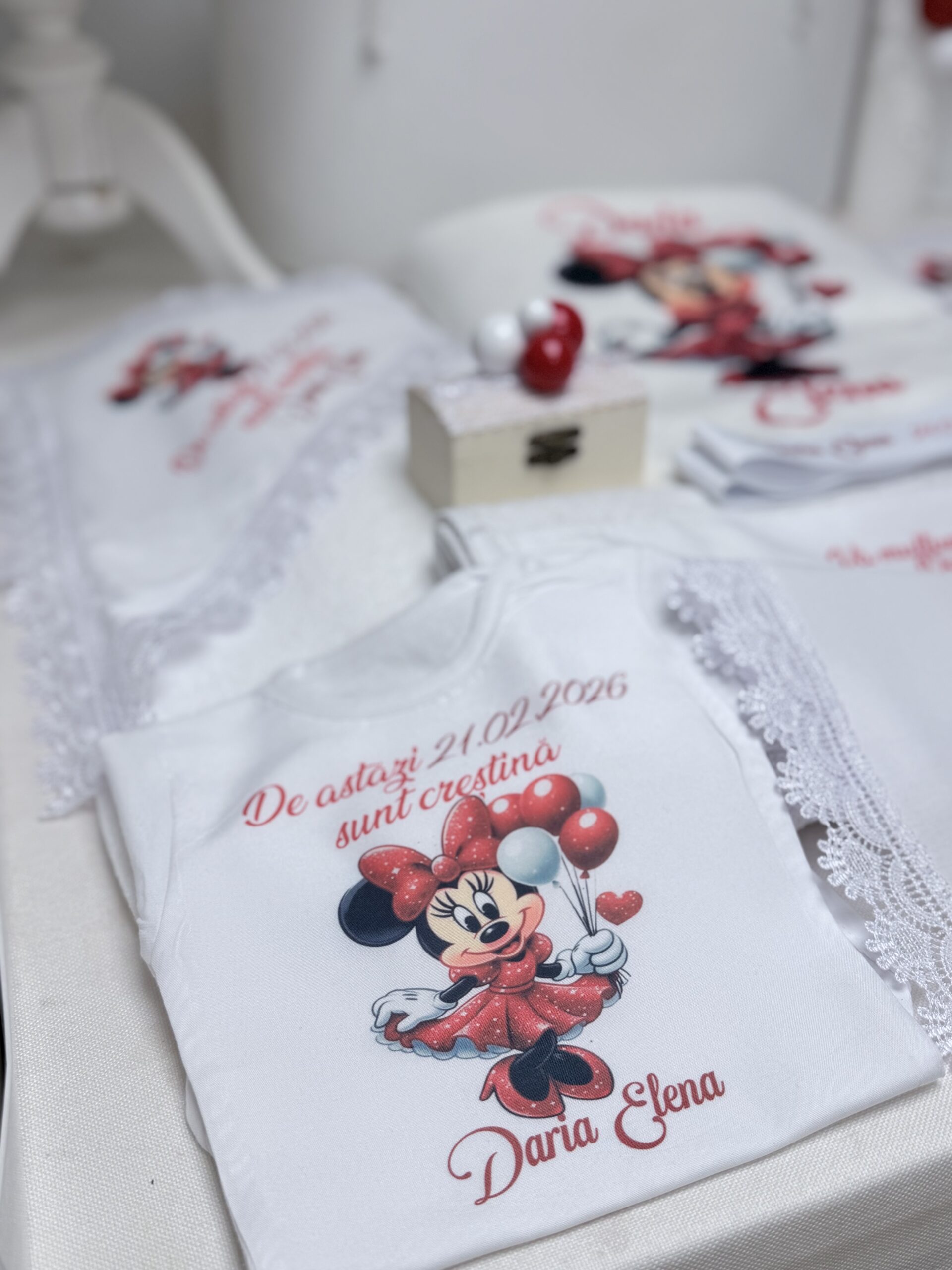 Trusou de botez personalizat de lux pentru fetiță alb și roșu Féerie Rouge – Minnie cu balonașe - imagine 4