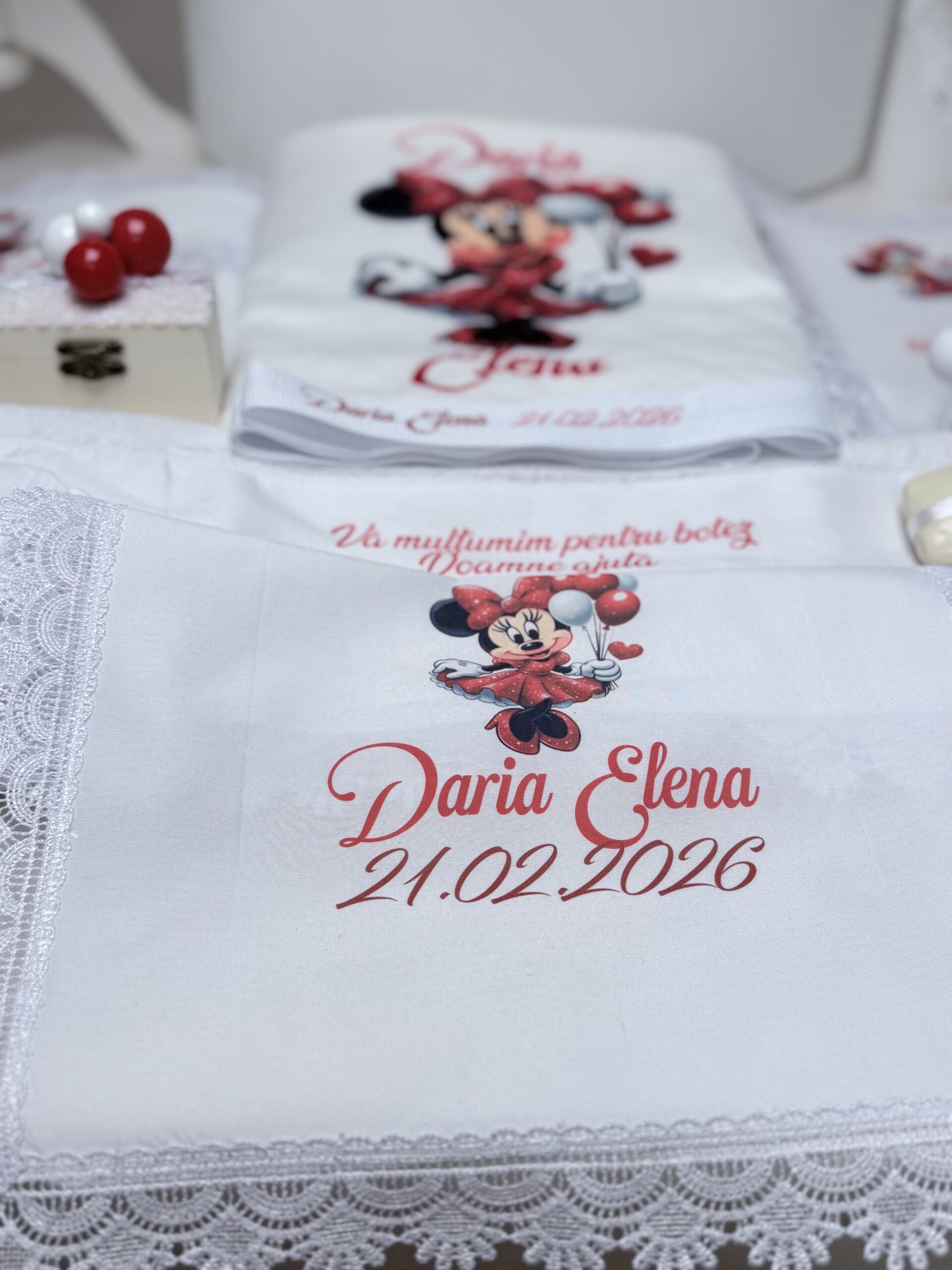 Trusou de botez personalizat de lux pentru fetiță alb și roșu Féerie Rouge – Minnie cu balonașe - imagine 6