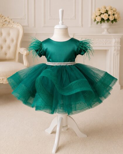 Rochie de botez fetiță verde smarald cu pene și perle Amélie