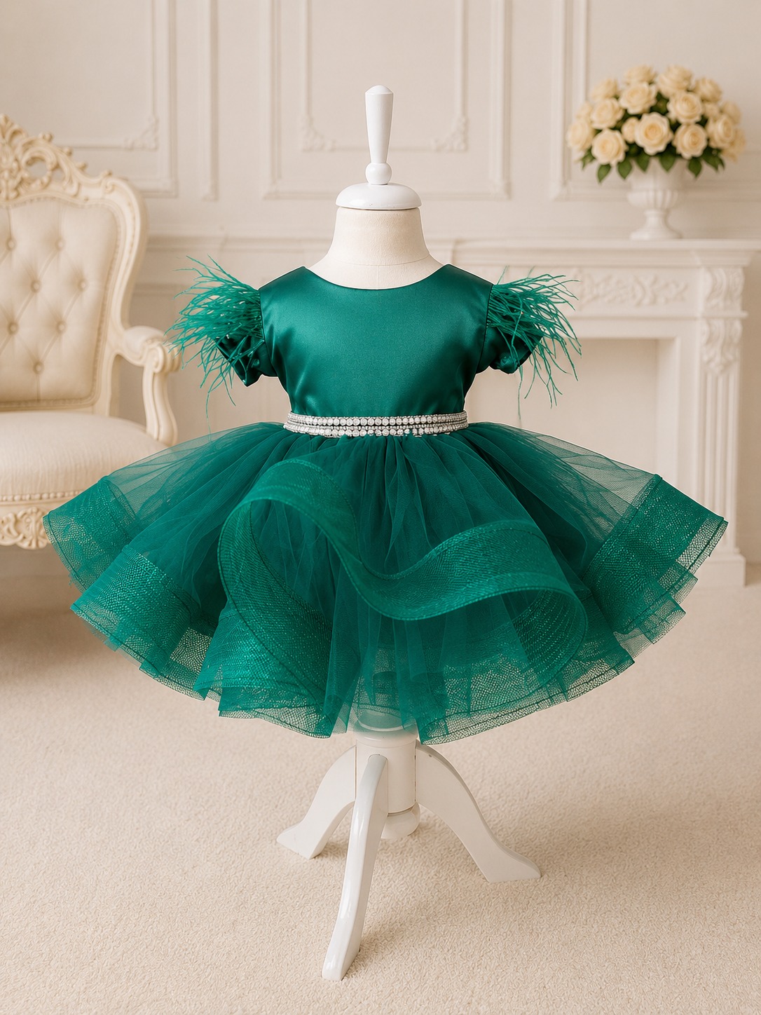 Rochie de botez fetiță verde smarald cu pene și perle Amélie