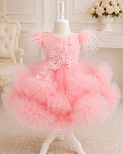 Rochie de botez fetiță roz cu tulle și pene Rosalie