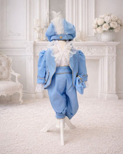 Costum de botez băiețel bleu cu dantelă și pană albă Théodore