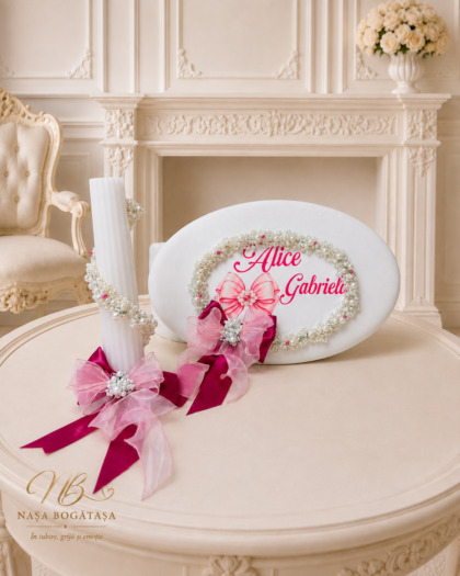 Capac de cufăr personalizat cu motiv de fundă și lumânare albă, decorate cu perle și funde roz și fucsia