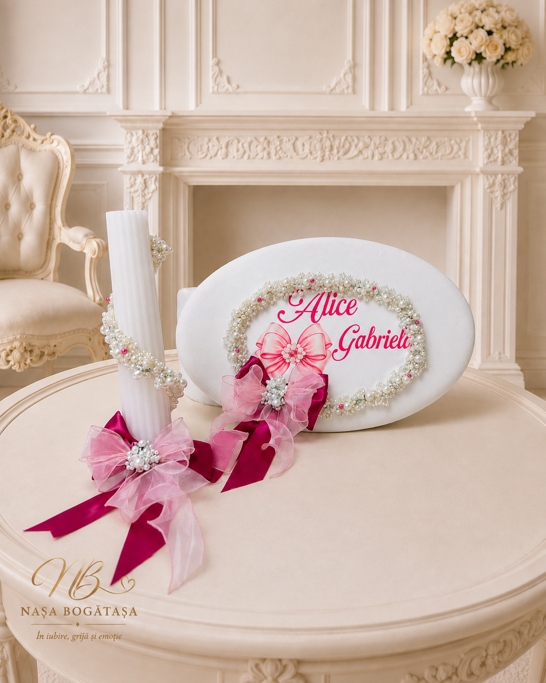 Capac de cufăr personalizat cu motiv de fundă și lumânare albă, decorate cu perle și funde roz și fucsia