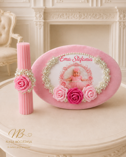 Capac roz personalizat cu fotografie, perle și trandafiri decorativi, alături de lumânare roz