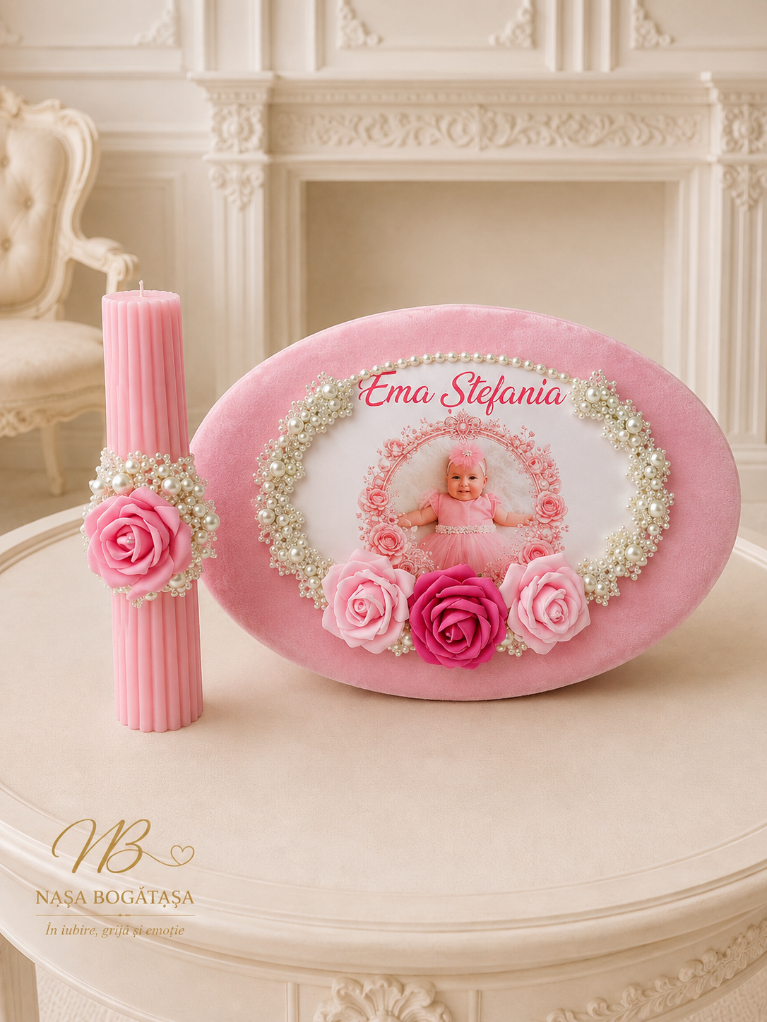 Capac roz personalizat cu fotografie, perle și trandafiri decorativi, alături de lumânare roz