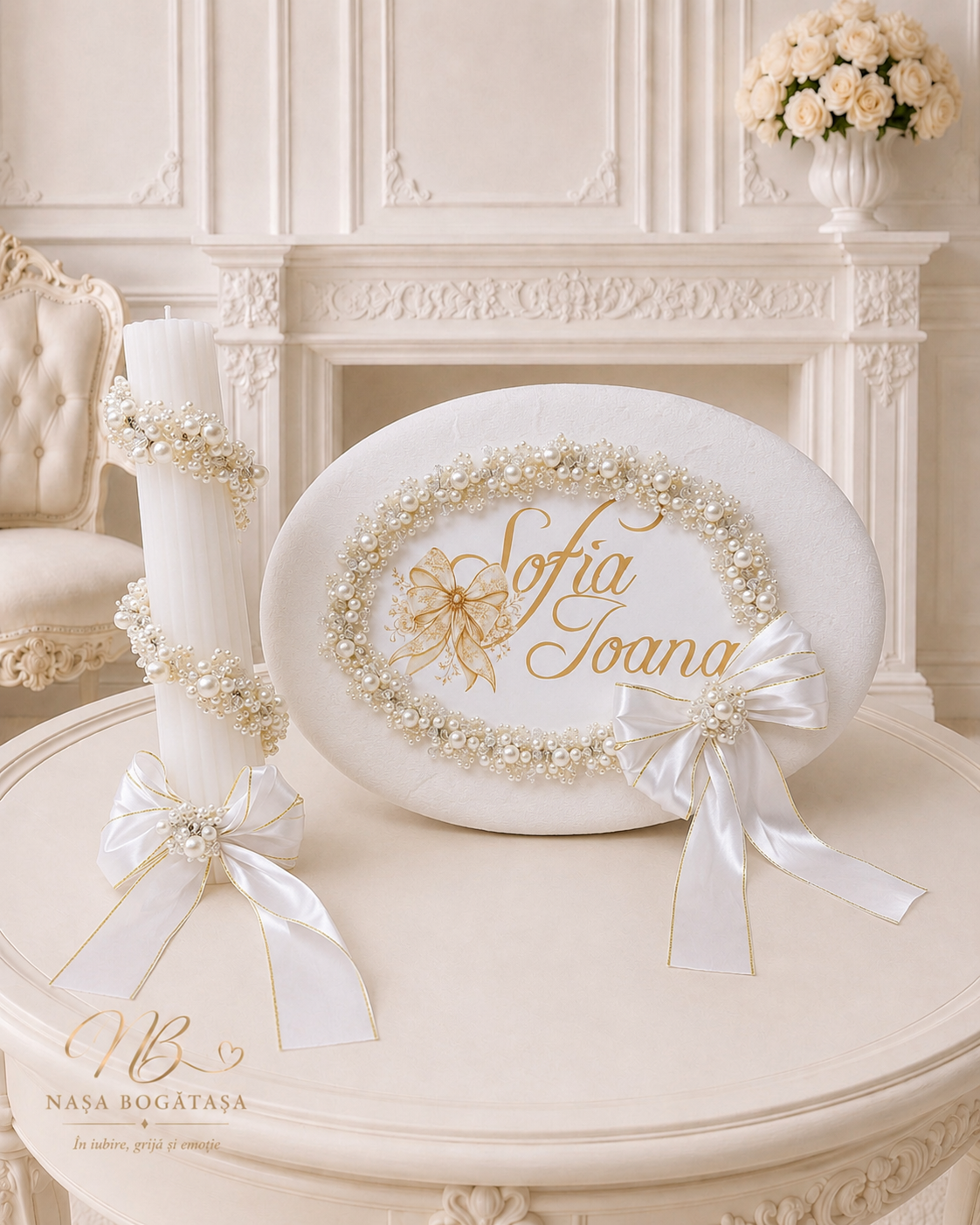 trusou botez fată personalizat Cufăr alb personalizat cu nume auriu și perle decorative, alături de lumânare cu fundă albă și margini aurii