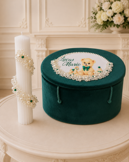 Cufăr verde smarald cu ursuleț și jucării ilustrate, alături de lumânare albă cu perle decorative