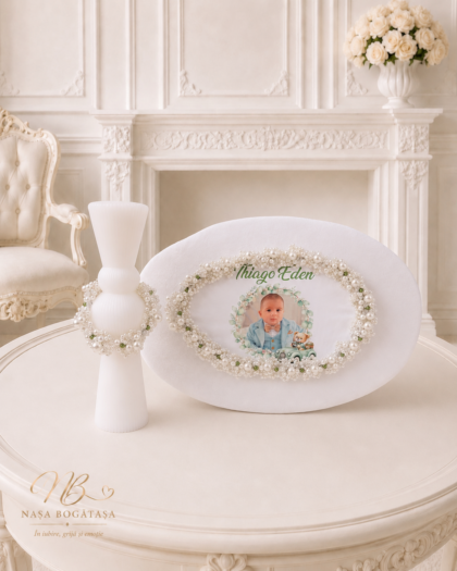 Set botez personalizat cu fotografie Micul Călător, cu ramă din perle decorative și lumânare albă cu accente verzi