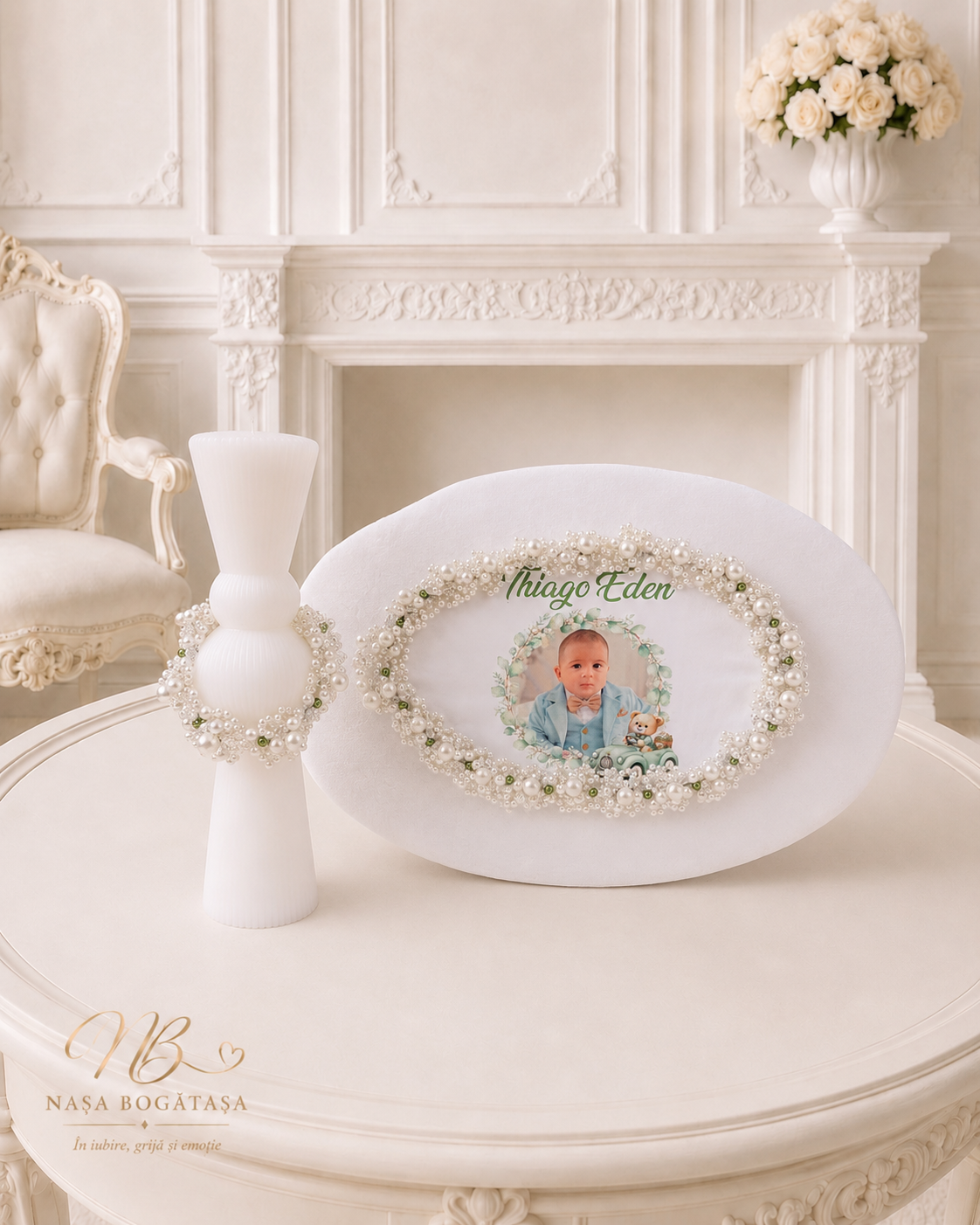 Set botez personalizat cu fotografie Micul Călător, cu ramă din perle decorative și lumânare albă cu accente verzi