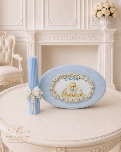 Trusou botez cu îngeraș Aripi de Alint, cu capac bleu decorat cu perle și lumânare cu fundă albă