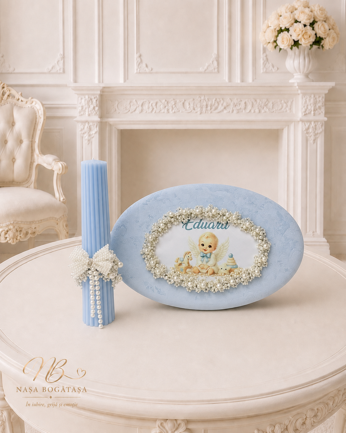 Trusou botez cu îngeraș Aripi de Alint, cu capac bleu decorat cu perle și lumânare cu fundă albă