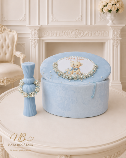 trusou botez băiat personalizat Cufăr bleu personalizat cu ursuleț cu coroniță și perle decorative, alături de lumânare bleu asortată