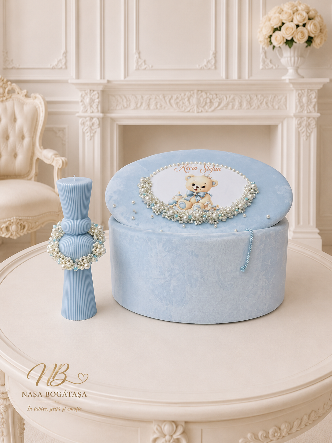 trusou botez băiat personalizat Cufăr bleu personalizat cu ursuleț cu coroniță și perle decorative, alături de lumânare bleu asortată