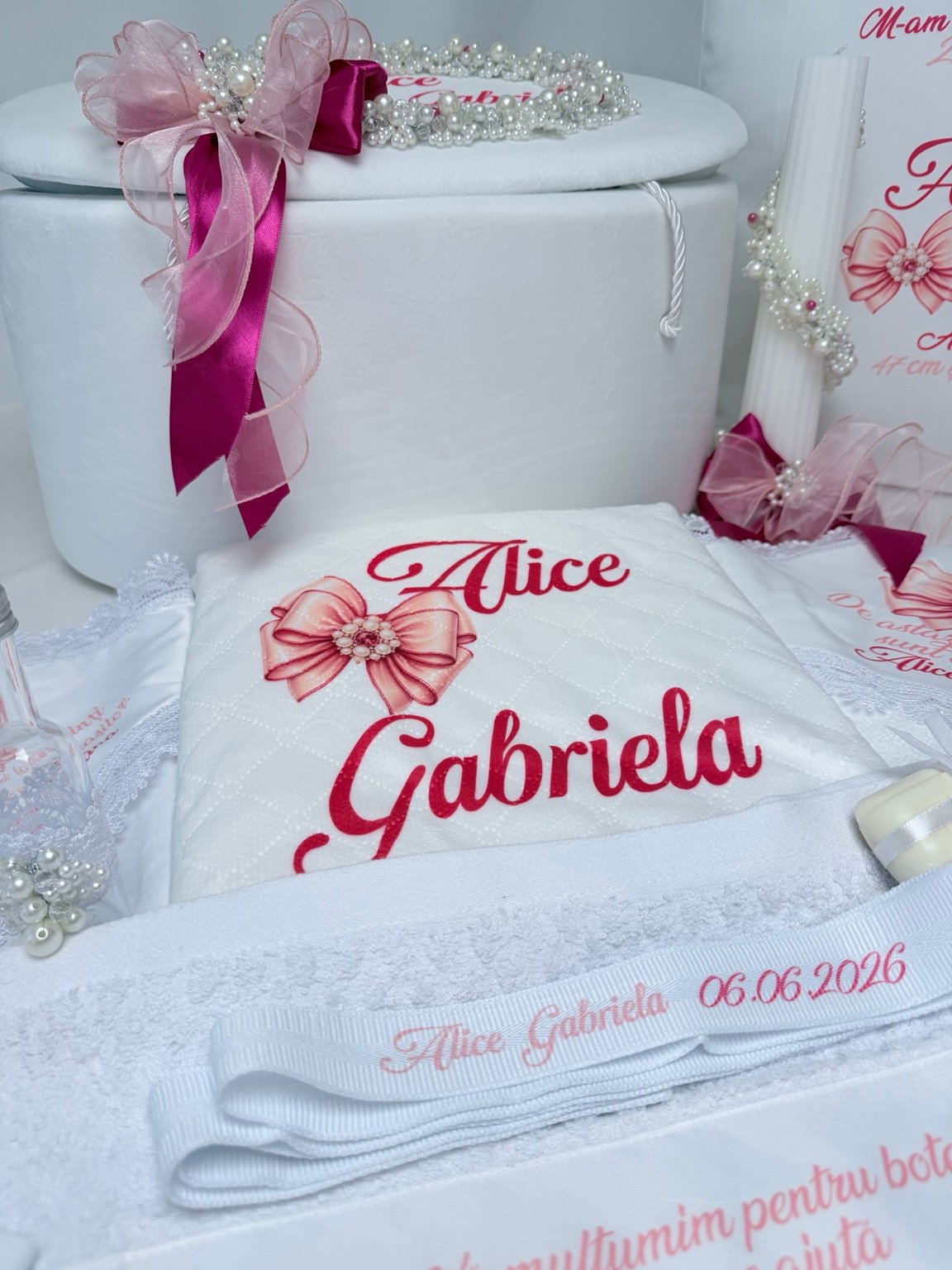 Cufăr alb PERLA cu funde roz și fucsia, alături de textile personalizate cu nume și dată