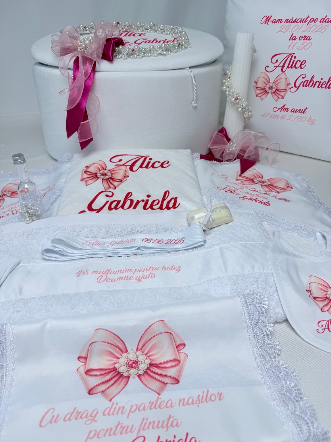Trusou de botez cu fundă personalizat pentru fetiță, cu cufăr alb, lumânare și accente fucsia