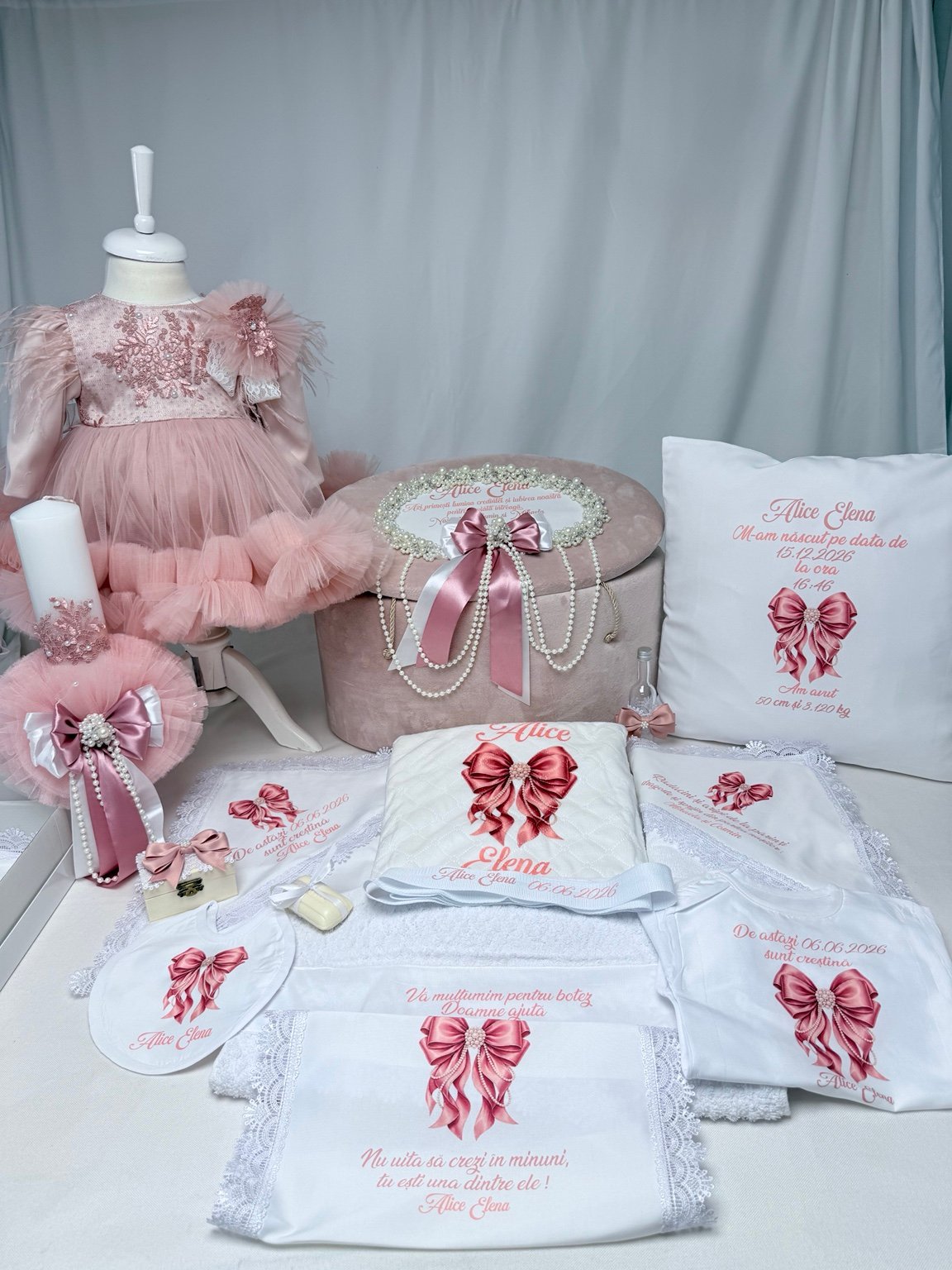 Trusou de botez personalizat cu perle pentru fetiță, cu cufăr roz, lumânare albă, rochiță și textile asortate