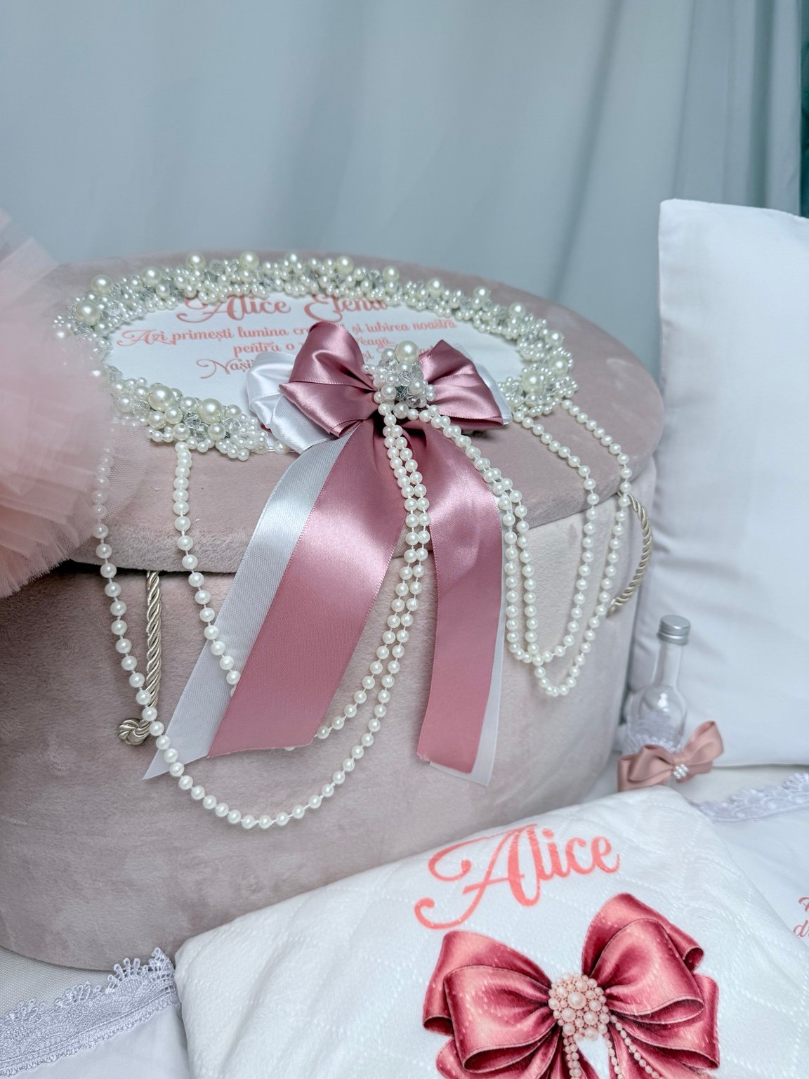 Detaliu al cufărului PERLA cu dedicația nașilor, bordură de perle și șiruri decorative suspendate