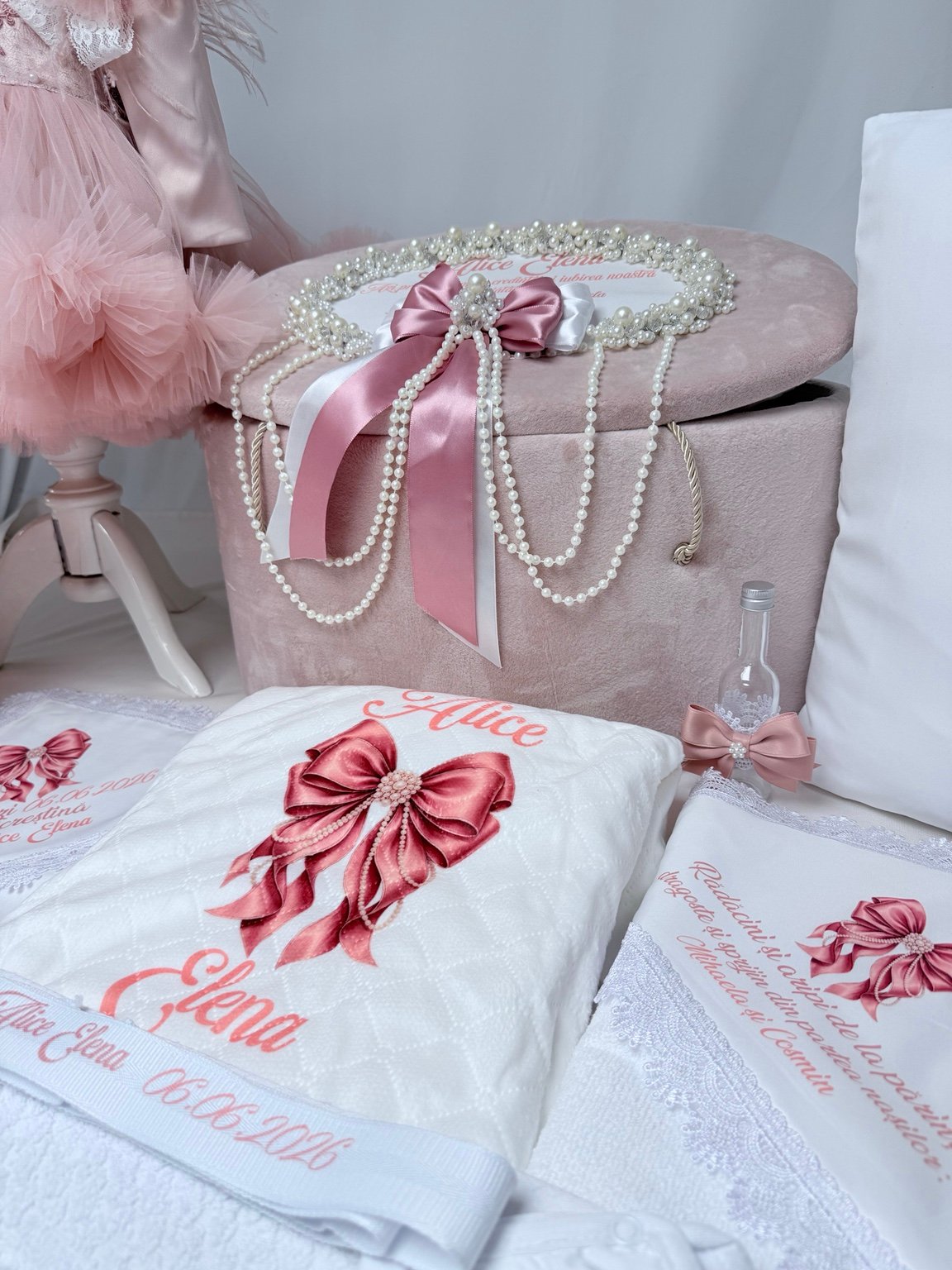 Cufăr roz pudrat cu fundă roz și albă, șiruri de perle decorative și sticluță pentru mir asortată