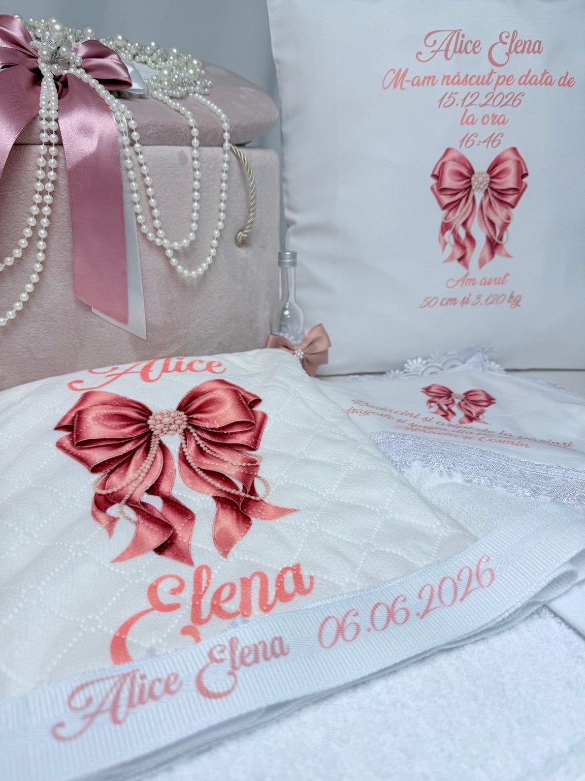 Textile personalizate cu nume, dată și fundă ilustrată, alături de pernă cu datele nașterii