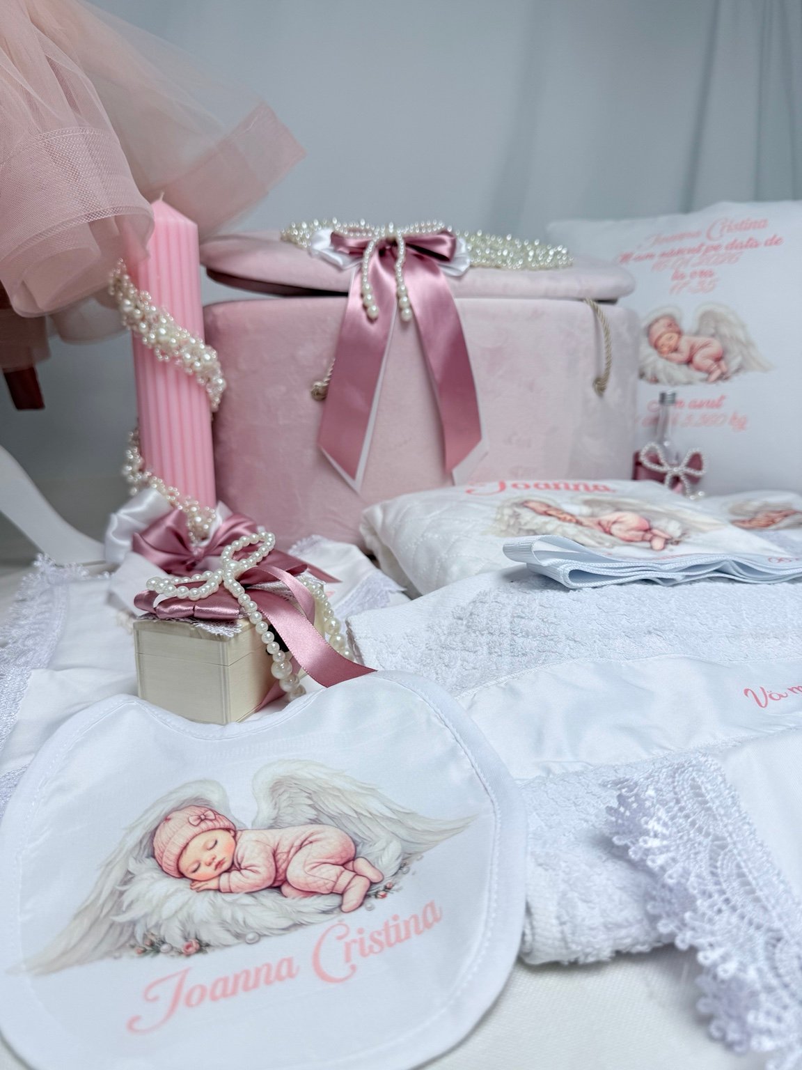 Băvețică personalizată cu îngeraș adormit și cutie pentru prima șuviță cu fundă și perle
