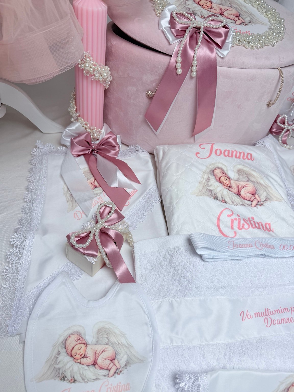 Lumânare roz cu perle în spirală, cufăr cu fundă roz prăfuit și accesorii cu îngeraș