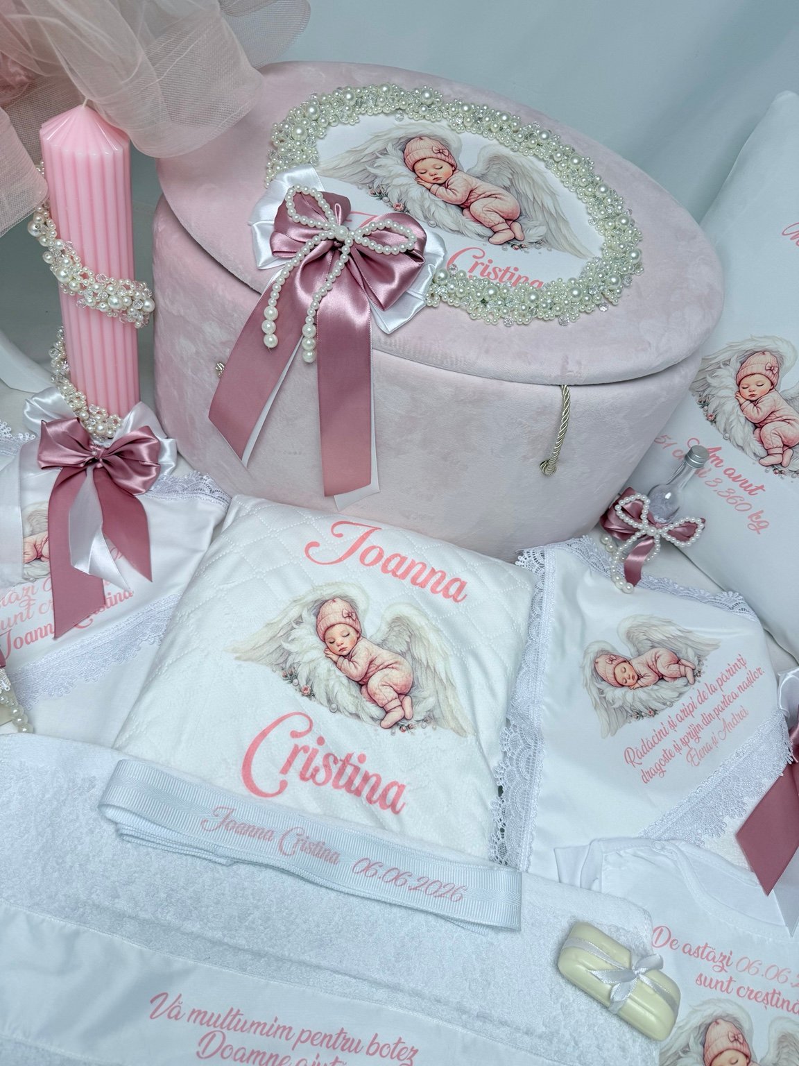 Trusou de botez cu îngeraș personalizat pentru fetiță, cu cufăr roz, perle decorative și textile albe