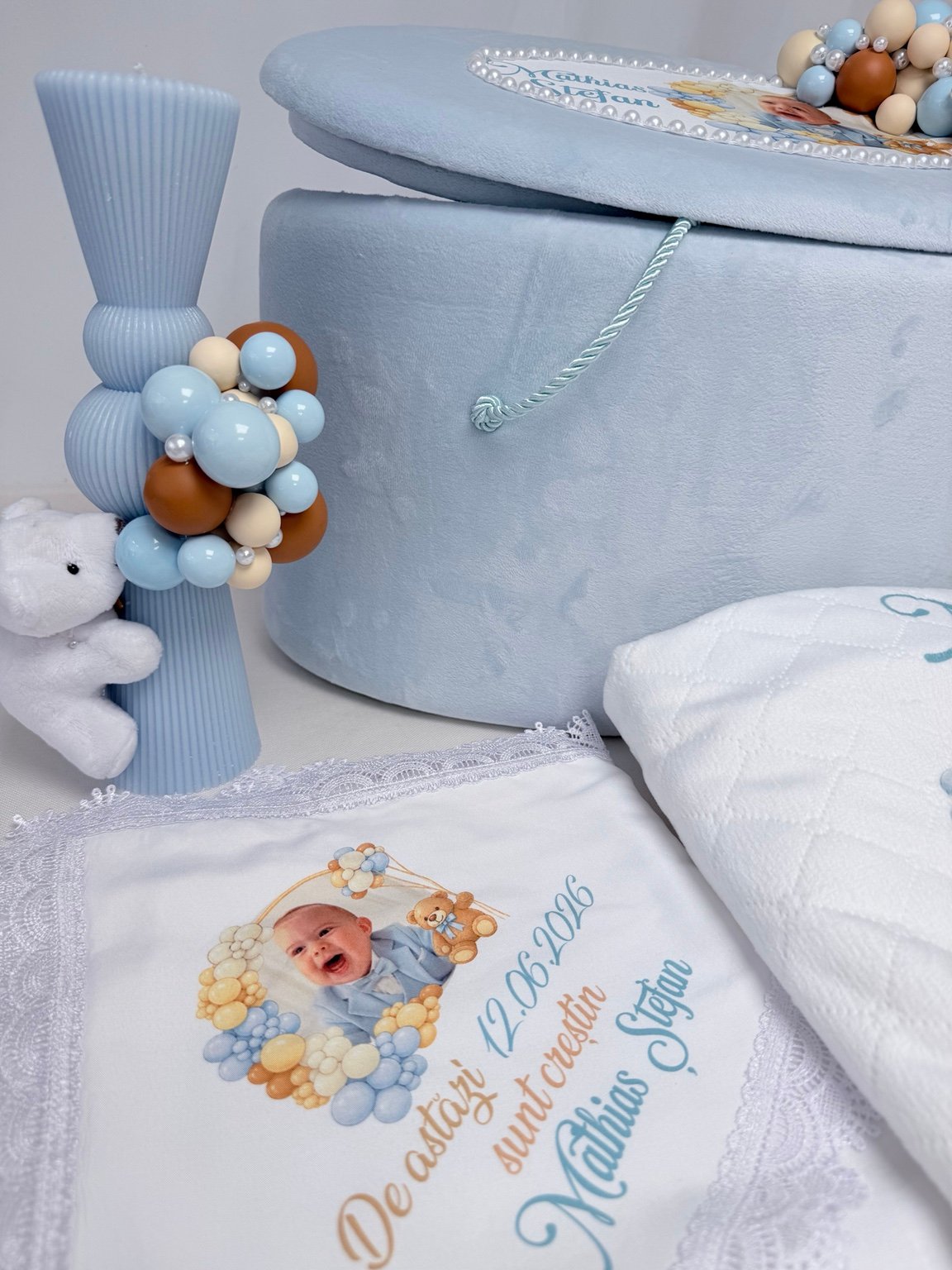 Trusou botez băiat personalizat cu fotografie, cufăr bleu și lumânare cu ursuleț și balonașe crem și caramel